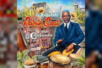 Carátula del álbum El 50 Aniversario de Ralphy Santi y su Conjunto: Ralphy Santi tocando bongós con Nueva York de fondo